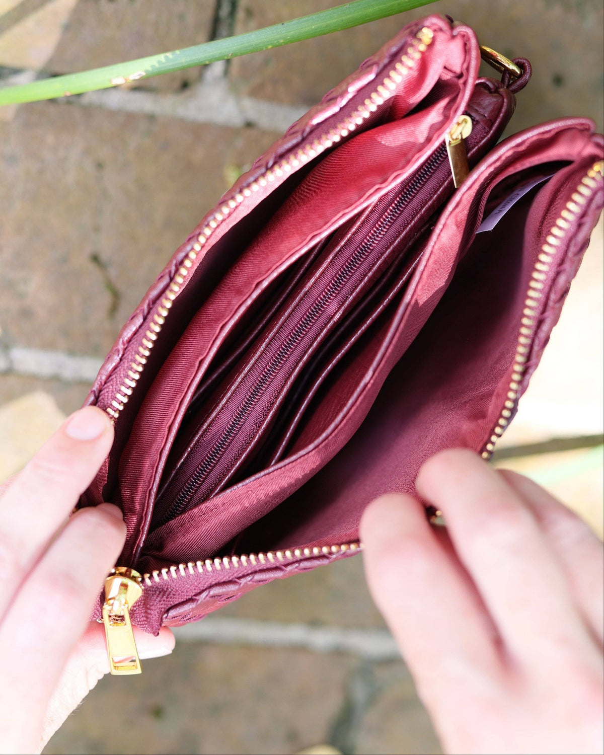 Caroline Hill - Liz Crossbody Bag Woven Burgundy