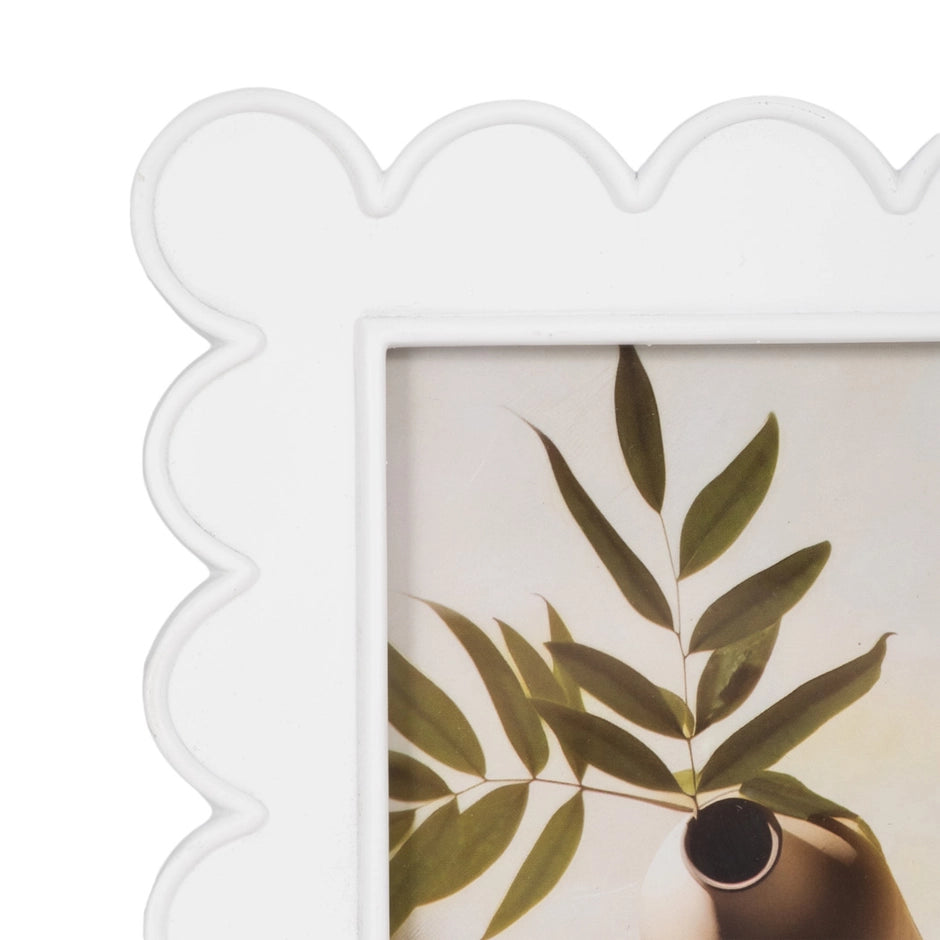 4x6 White Resin Scalloped Edge Picture Frame